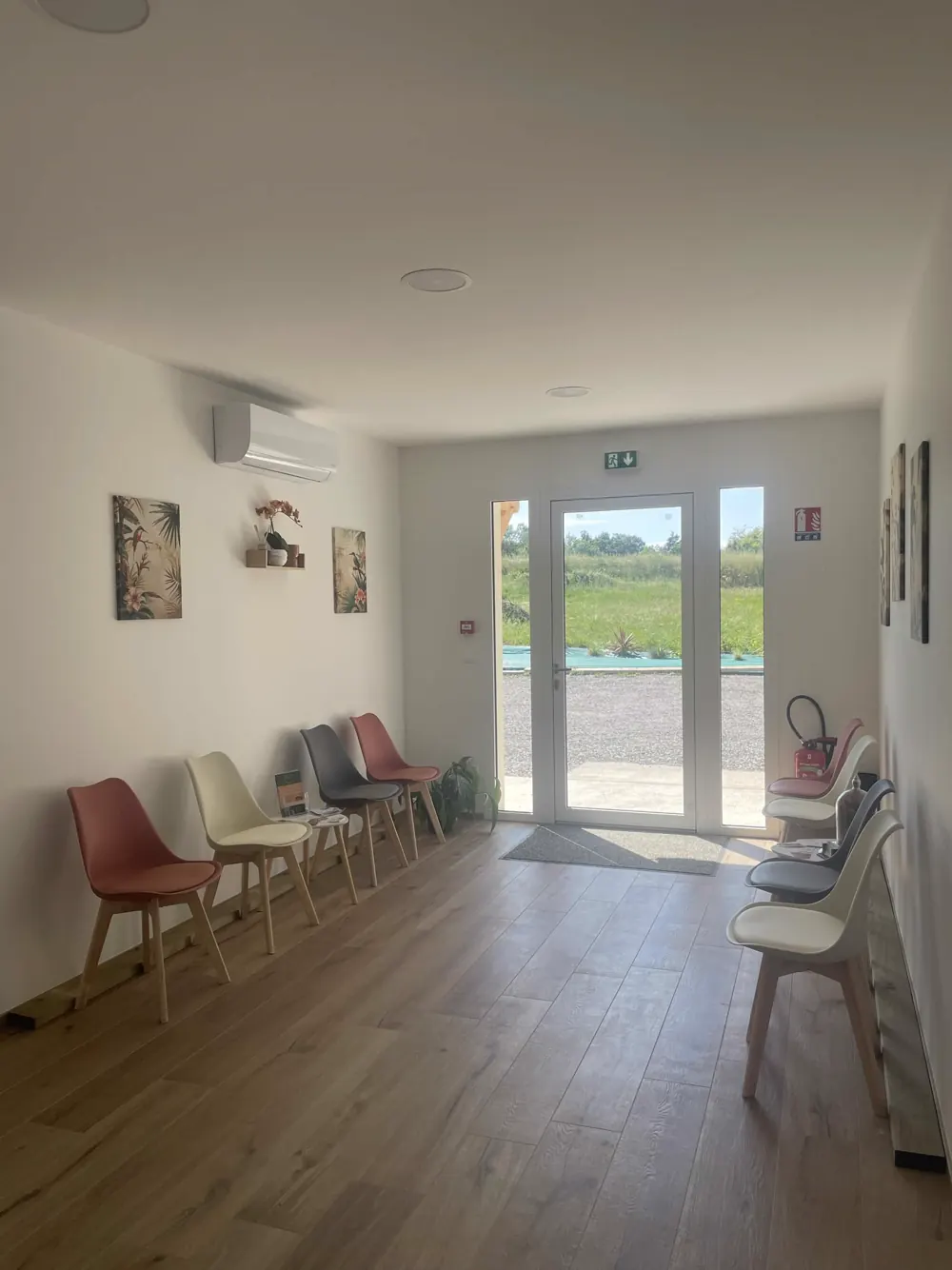 Salle d'attente du cabinet — espace lumineux ouvert sur la nature