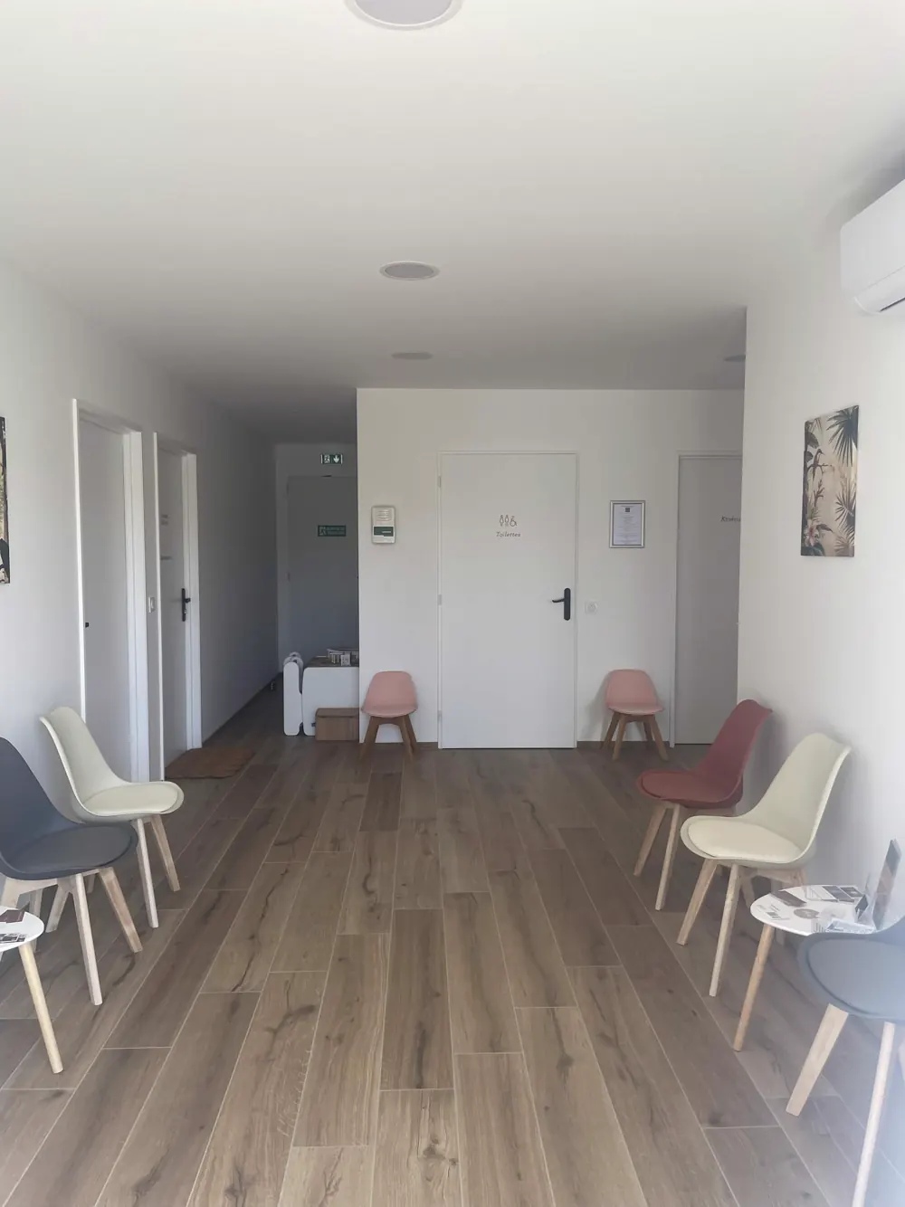Salle d'attente — sièges et passage vers les cabinets